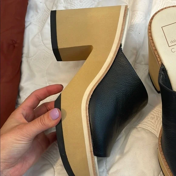 Dolce Vita Black Leather Platform Sandals - Picture 5 of 10